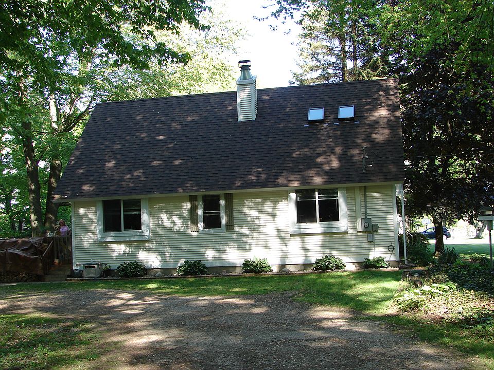 2nd image of 585 Sunset St