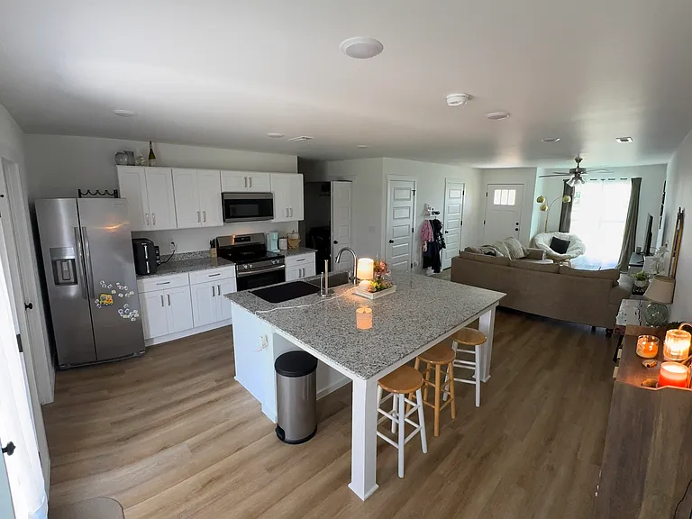 690 Kendra St — Photo 3