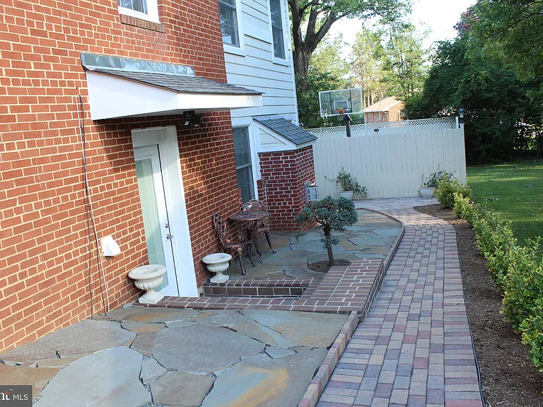 7703 Newcastle Dr — Photo 14