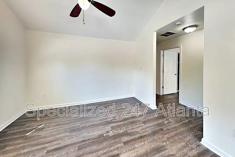 3 bed, 2.0 bath, 956 sqft, $1,525 — Photo 2