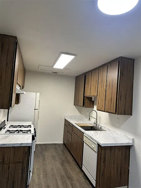 3 bed, 1.0 bath, 950 sqft, $1,850 — Photo 2