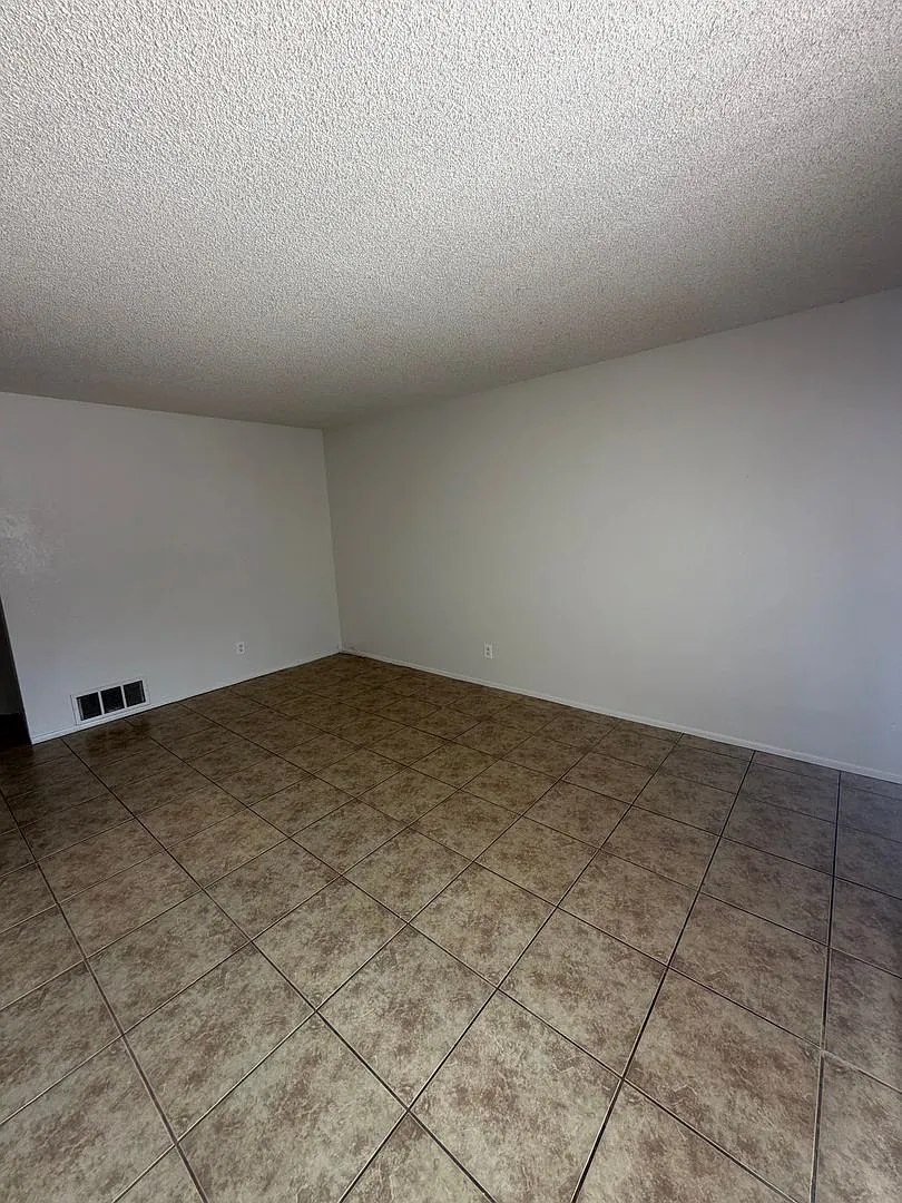 330 W. 5th Place — Photo 2