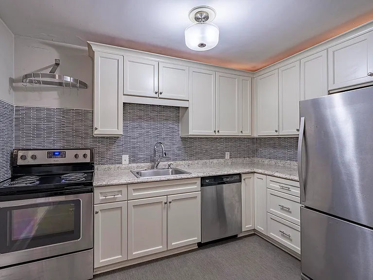 919 N Buchanan Blvd — Photo 3