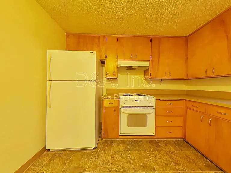 605 NW Kings Blvd #2 — Photo 3
