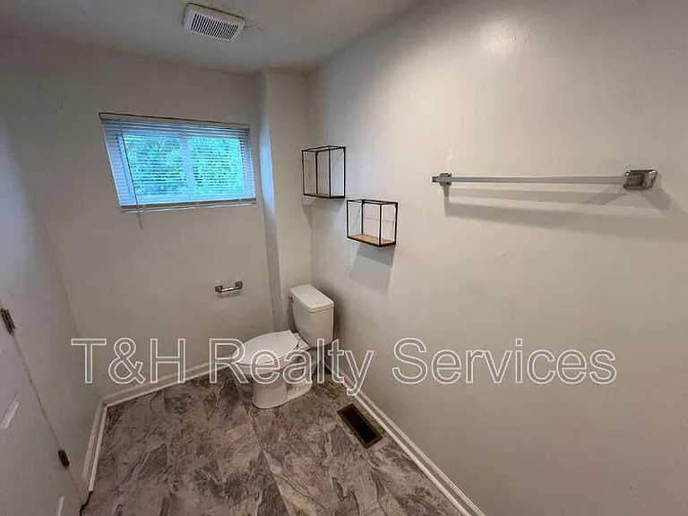 1551 W New York St — Photo 13