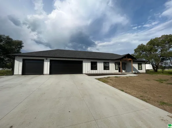 1121 Pearl St, North Sioux City, SD 57049