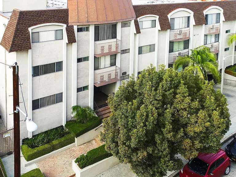 827 Gramercy — Photo 9