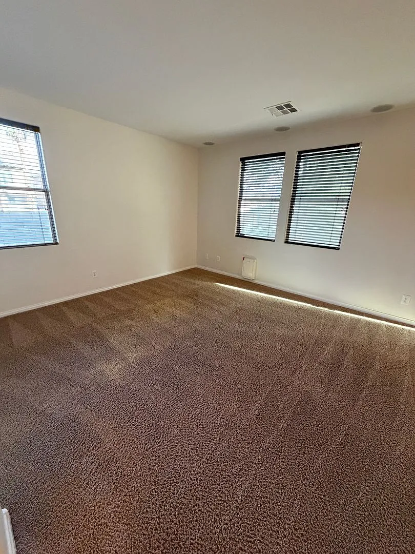 Americana Property Mgmt - Spacious 3 Beds + Den & Loft In A 2 Story Home In North Las Vegas. — Photo 4