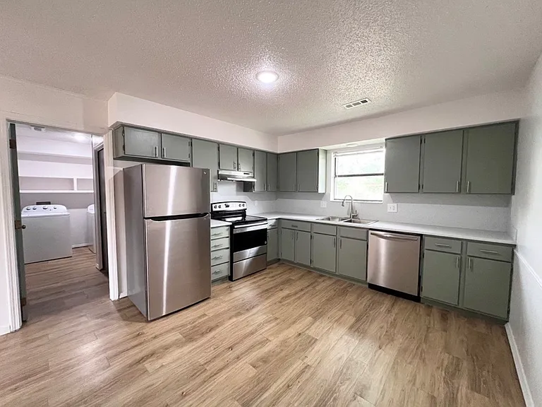 2018 W Olive St #2018 — Photo 3