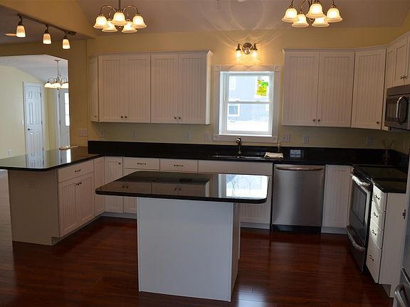5th image of 402 Ottawa St
