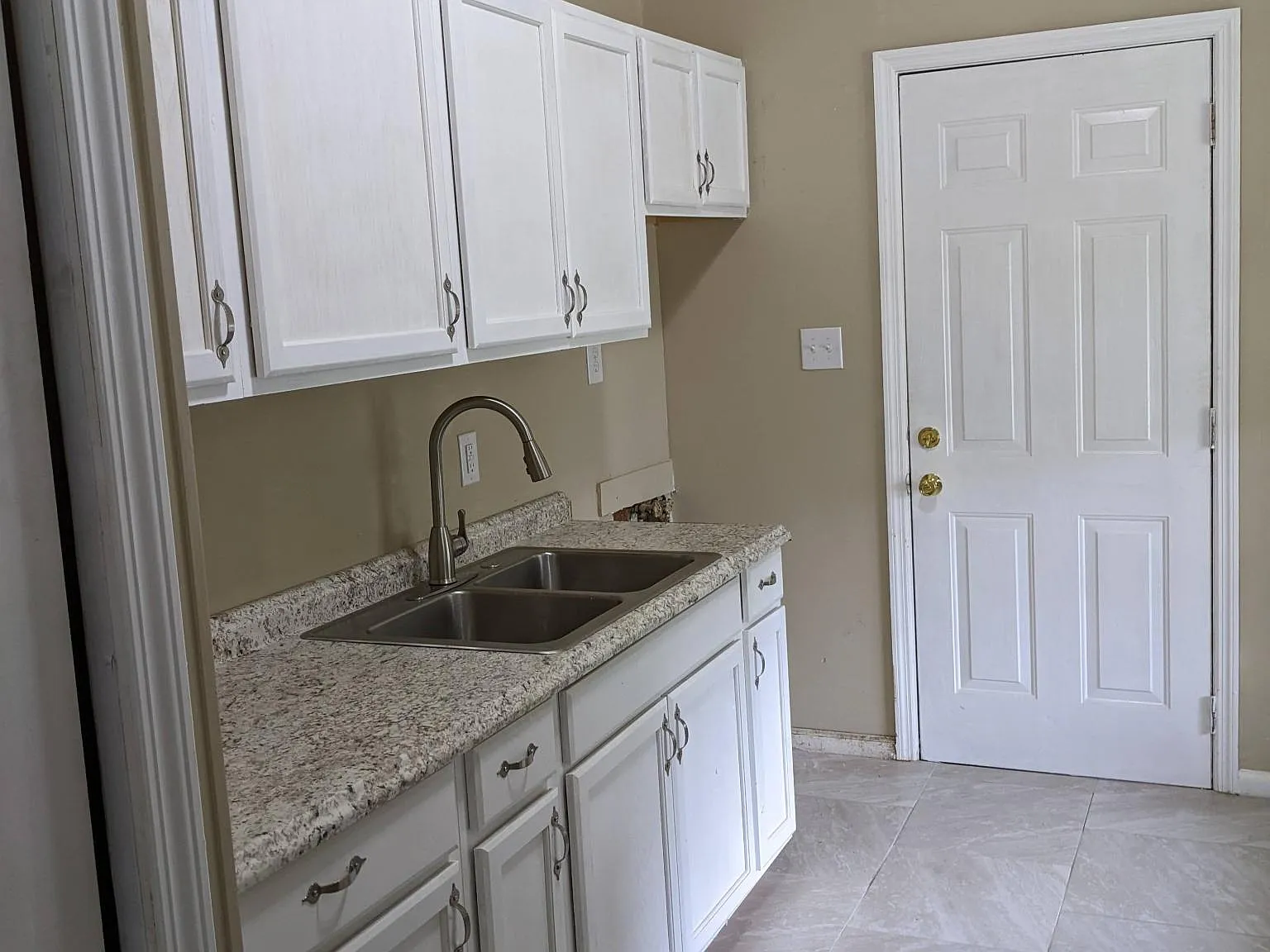 3 bed, 900 sqft, $1,250 — Photo 4