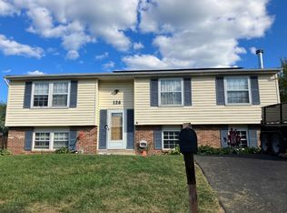 126 N Garfield Rd, Sterling, VA 20164