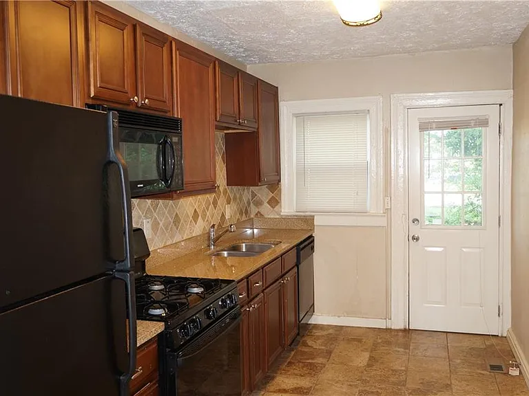 583 Colonial Cir SE — Photo 5