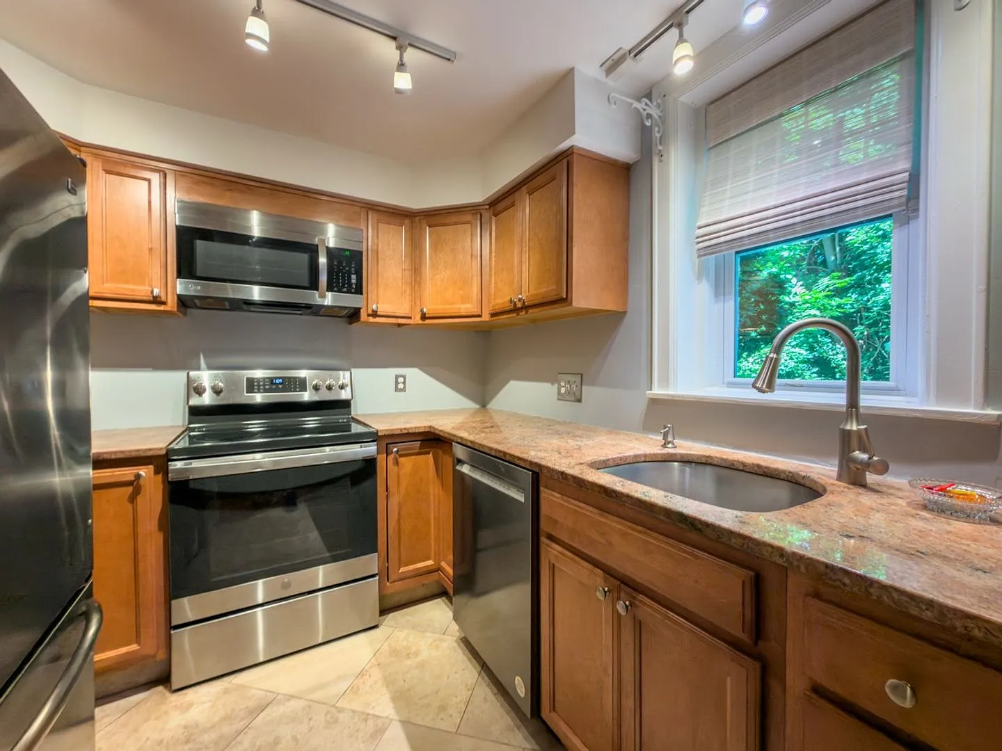 Divinity 1 Bedroom condo w/ garden entrance & off street parking! — Photo 3