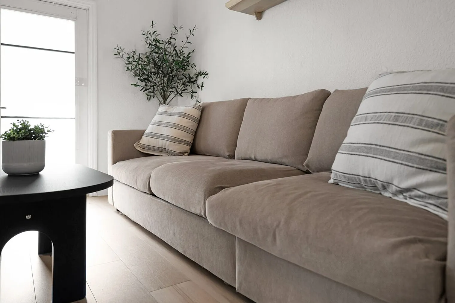 2 bed, 1.0 bath, 699 sqft, $5,156 — Photo 3