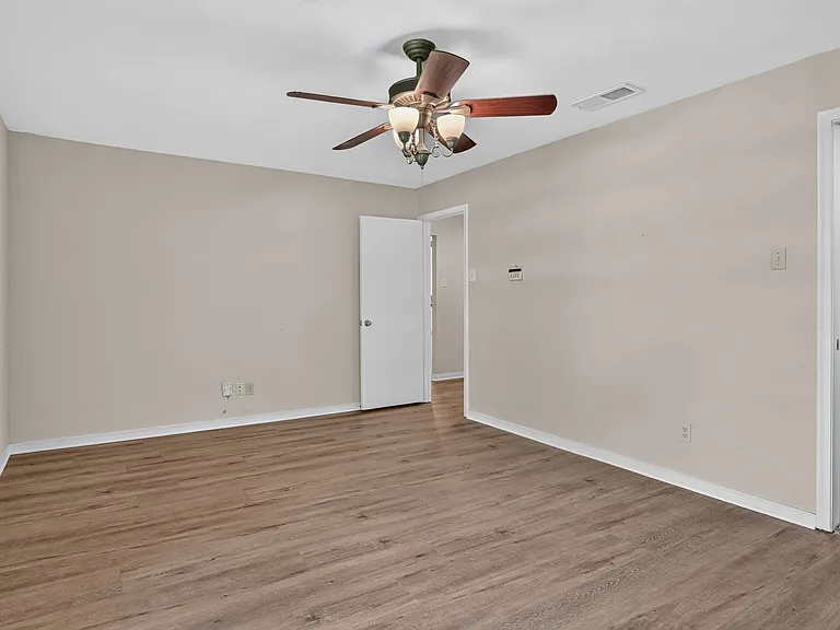 2305 Shady Creek Dr — Photo 9