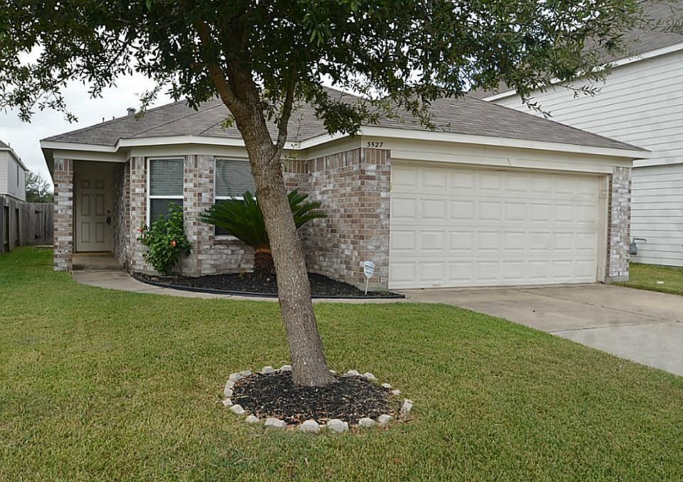 1st image of 3527 Barkers Crossing Ave