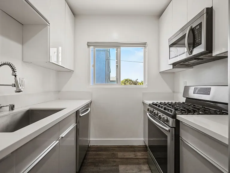 1333 W 36th Place Apartments — Photo 14