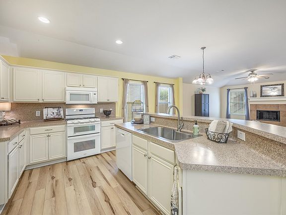 4th image of 9325 Warren Dr