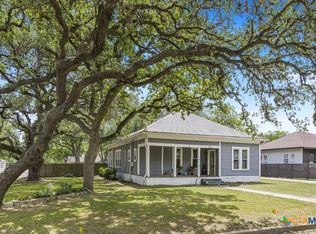 212 Whitfield St, Yoakum, TX 77995