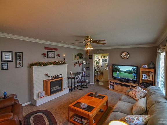 4th image of 955 NE Crest Dr