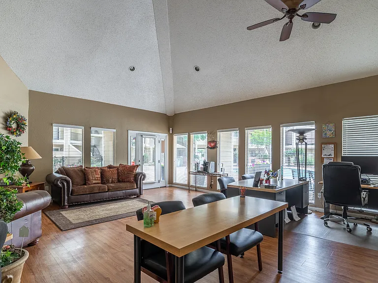 Doral Club Apartments — Photo 25
