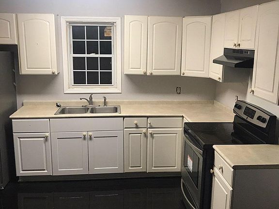 Kitchen - Beautiful white cabinets
