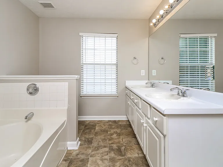 1240 Chris Lake Dr — Photo 15