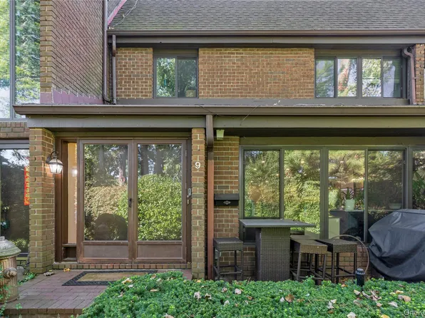 9 Squirrel Hill #231, Roslyn, NY 11576