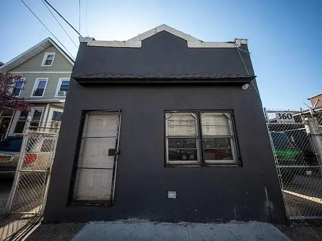 Studio, $10,000 — Photo 4