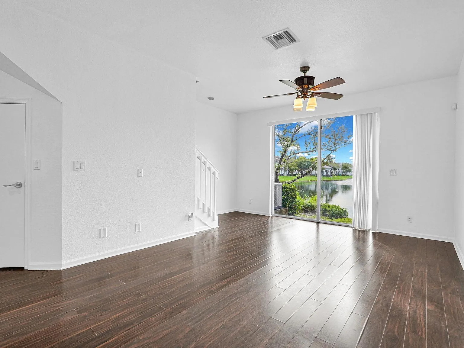 3 bed, 2.5 bath, 1394 sqft, $2,550 — Photo 2