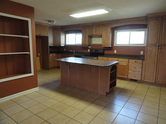 3rd image of 152 Brookwood Cir