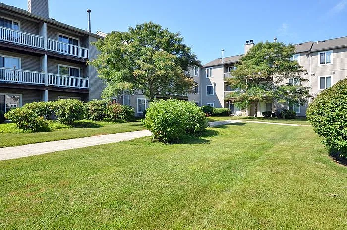 Fox Run Apartments and Townhomes — Photo 39