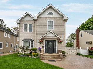80 Cushing Ave, Williston Park, NY 11596