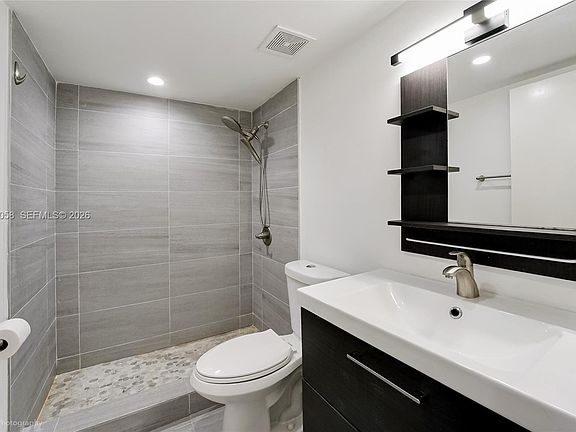 5th image of 8205 Lake Dr #103