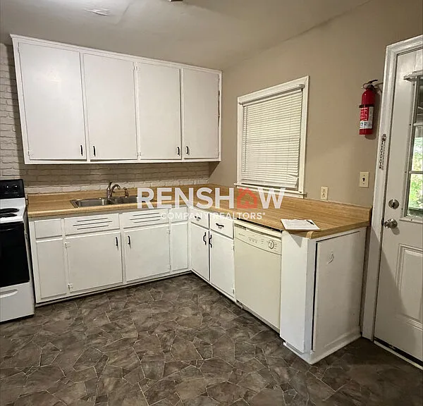 54 Locust Ln — Photo 7