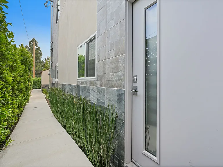 18748 1/2 Collins St — Photo 1