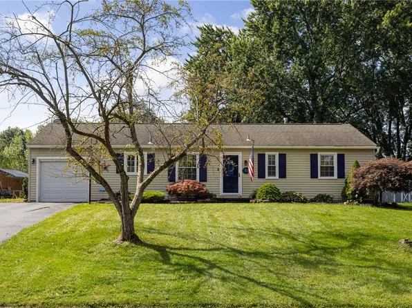 11 Round Hill Rd, Henrietta, NY 14467
