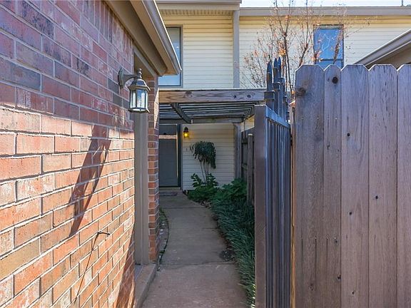 3rd image of 612 Greenlea Chase W