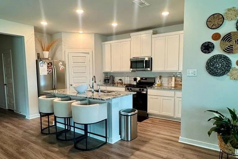 4 bed, 2.0 bath, 1897 sqft, $2,600 — Photo 2