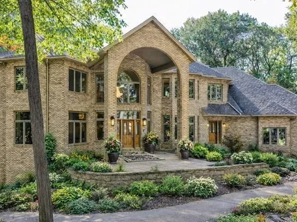 4 W Bay Ln, North Oaks, MN 55127