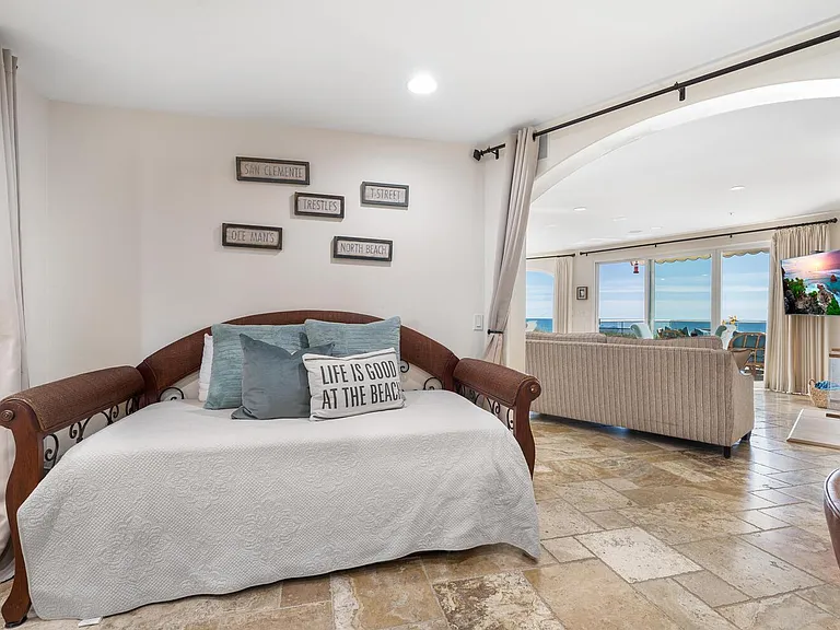 255 La Paloma — Photo 24