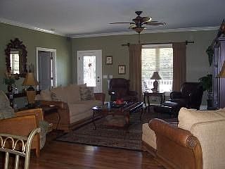 4th image of 606 E Oak Island Dr
