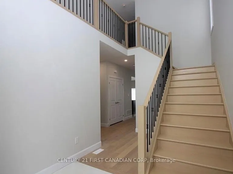 2269 Southport Cres #UPPER — Photo 2