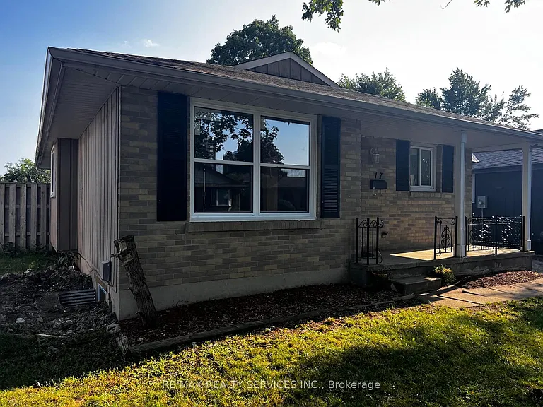 17 Renny Cres — Photo 2