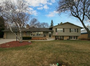 9081 N King Rd, Bayside, WI 53217