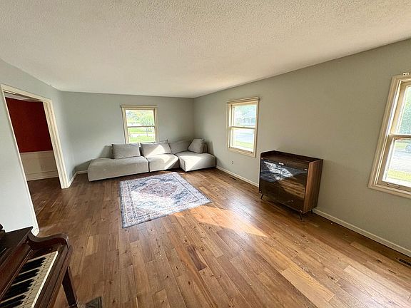 3rd image of 1017 19th St NE
