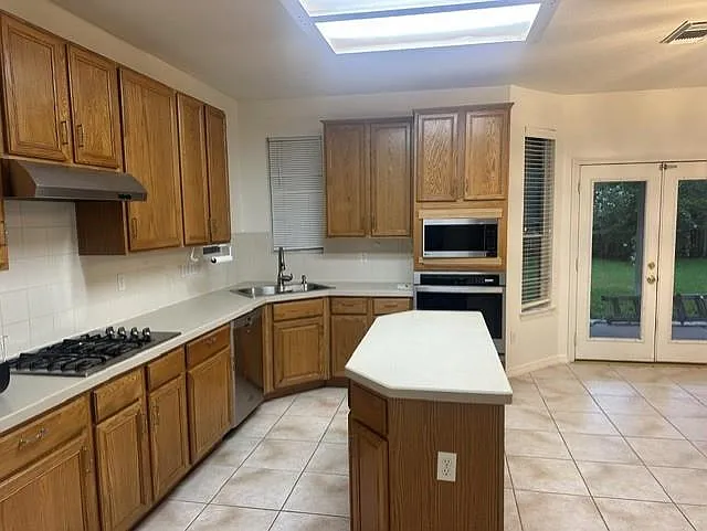 4 bed, 2.5 bath, 2982 sqft, $2,400 — Photo 2