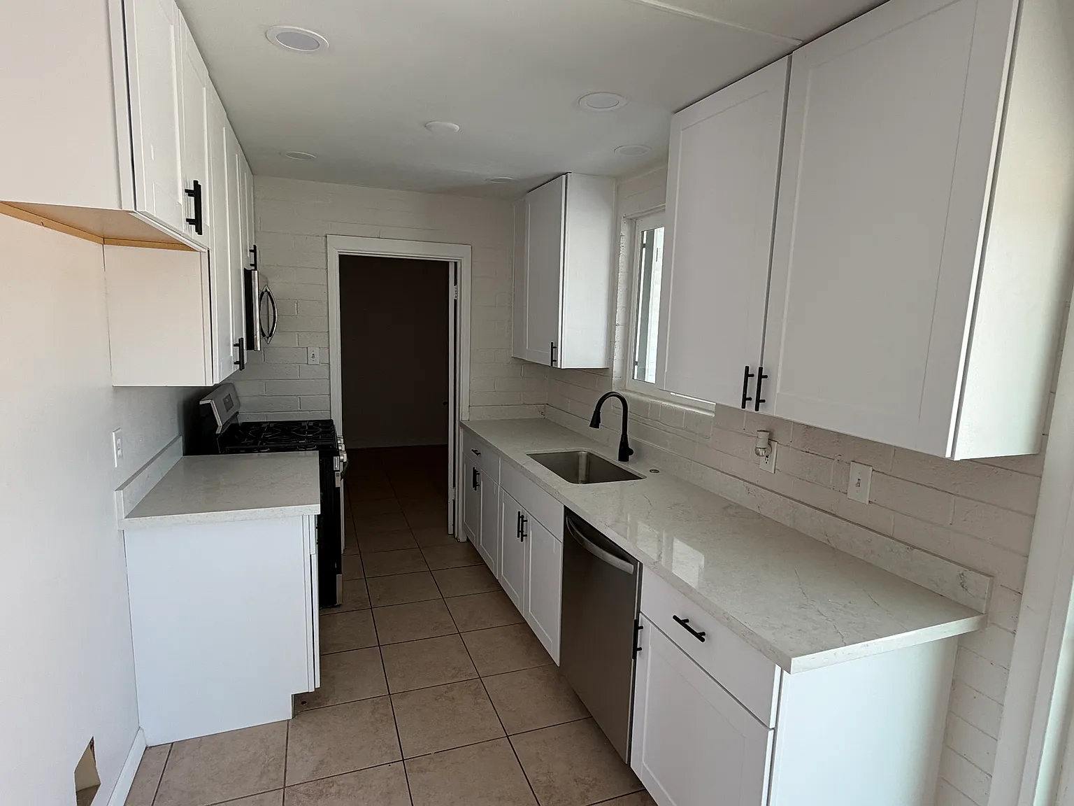 3 bed, 1250 sqft, $2,200 — Photo 2