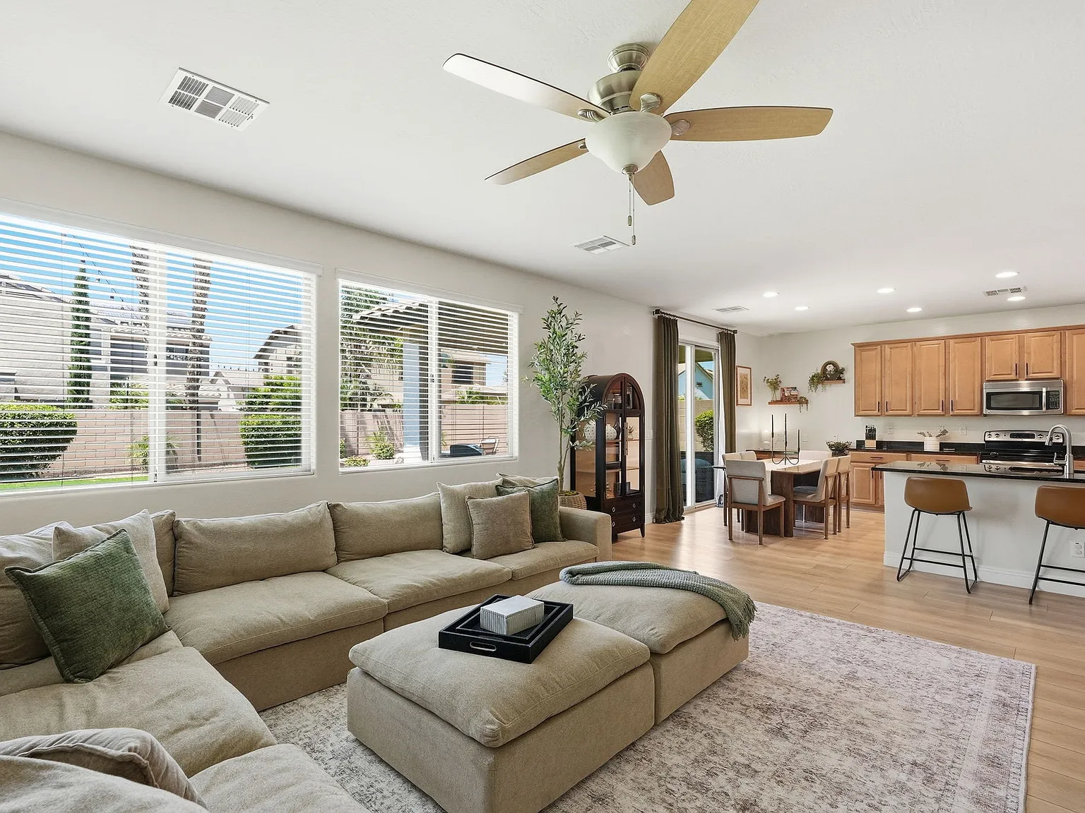 4 bed, 2762 sqft, $5,800 — Photo 1